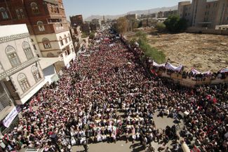 21 января 2011 года. Демонстрация в Сане, столице Йемена с призывами к отставке президента Али Салеха, который правил страной с 1990 года. До этого север и юг в течение нескольких десятилетий были самостоятельны, и южане составили ядро протестующих. Большую роль в протестах сыграл религиозный раскол (55% населения — сунниты, 45% — шииты), а также радикальные исламистские группировки