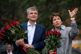 Татьяна Юмашева и Герман Греф во время возложения цветов к памятнику Бориса Ельцина. 28 июня 2017 года