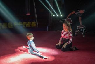 Воздушная гимнастка и ее сын из цирка династии Довгалюк репетируют во время карантина. 3 октября 2020