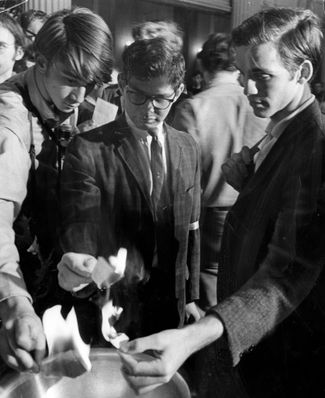16 октября 1967 года в разных городах США прошла организованная студенческими объединениями акция, в рамках которой призывные карточки предлагалось или возвращать призывным комиссиям в знак гражданского неповиновения, или сжигать. Таким образом протестующие собирались сорвать призыв. Одним из мест проведения акции стала унитарная церковь Арлингтона в Бостоне (на фото)