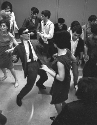 Doing the twist. 1964.