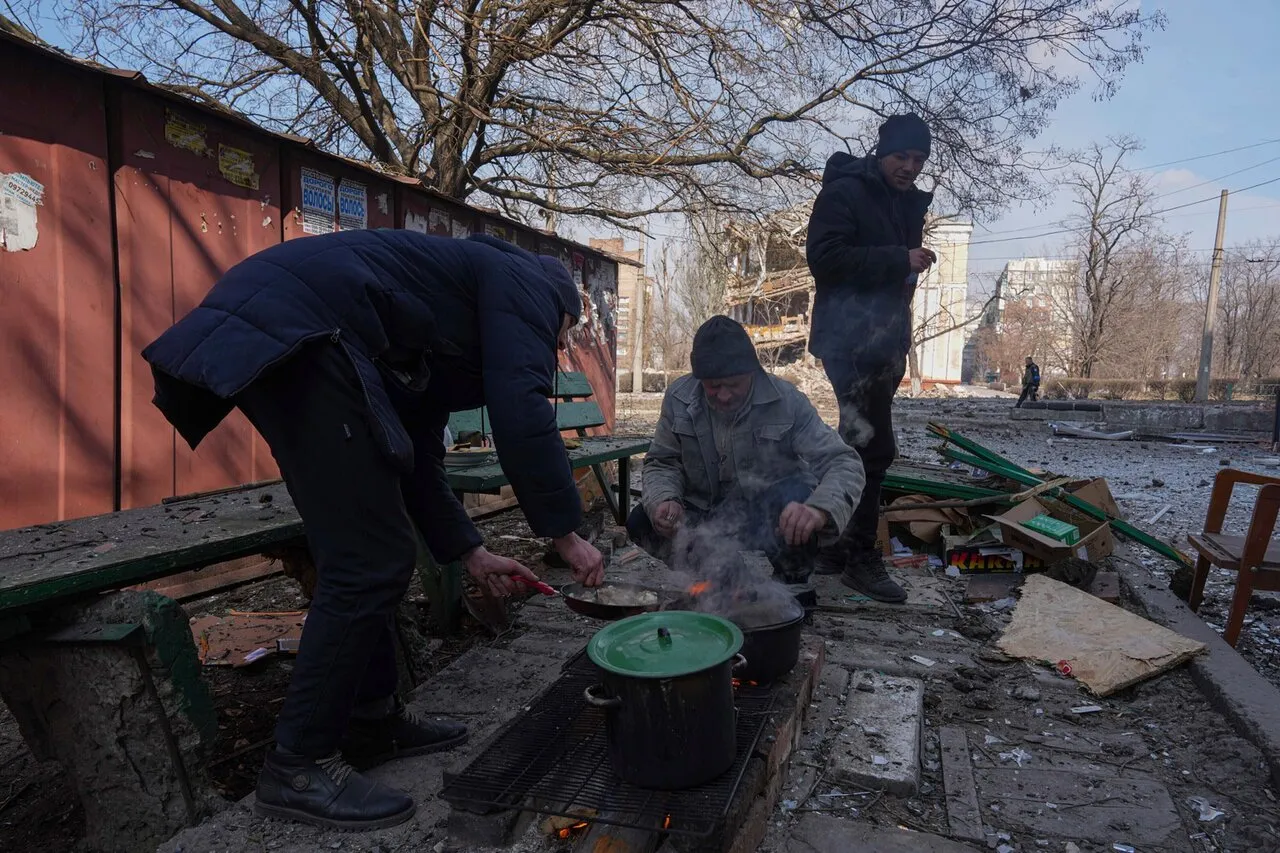 Нам повезло — в наш дом попало всего два минометных снаряда» Мариуполь —  один из самых пострадавших городов Украины. Вот одна история о том, как  люди пытаются из него выбраться — Meduza