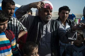 Жители окрестностей Мосула, два года жившие на территории, подконтрольной ИГ. Сулейман рассказывает, что самостоятельно вывез на безопасную территорию свою семью из 24 человек, сейчас они живут в лагере для беженцев «Хазар»