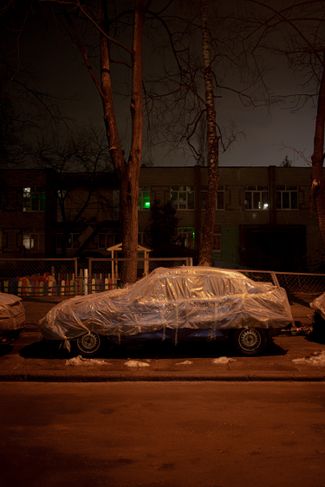 Поврежденные автомобили в районе дома на улице Евстафия Дашкевича, 4А. Февраль 2024-го