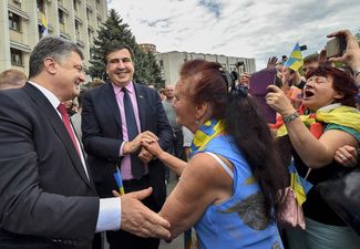 Президент Украины Петр Порошенко в Одессе вместе с только что ставшим губернатором Одесской области Саакашвили, 30 мая 2015 года