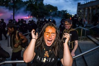 Участнице акции протеста в Денвере распылили в лицо перцовый спрей, 30 мая 2020 года