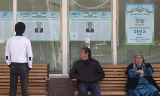 Люди рассматривают постеры с кандидатами в президенты Узбекистана, Ташкент, 26 марта 2015-го,