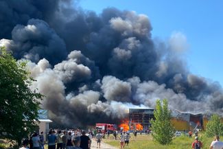Дым от пожара в торговом центре «Амстор». 27 июня 2022 года