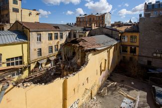The demolition of a building constructed in the <a href="https://www.fontanka.ru/2022/05/05/71310188/" rel="noopener noreferrer" target="_blank">early 19th century</a> in St. Petersburg’s Petrogradsky District. April 2022