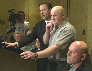 Жертвы сексуального насилия со стороны священников Родни Форд и Майкл ОʼТул (в центре и справа соответственно) на пресс-конференции. Бостон, май 2002 года