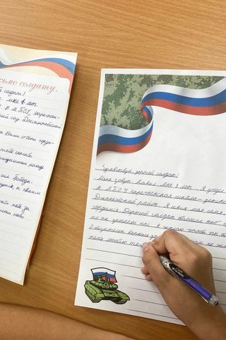 Ученики Зареченской школы в Джанкойском районе аннексированного Крыма пишут письма на фронт в рамках всероссийской акции «Письмо солдату».