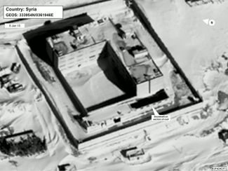 На спутниковом снимке, сделанном в 2016 году, показан предполагаемый крематорий на территории военной тюрьмы в Сайеднае. Сотрудники Госдепартамента отметили, где предположительно находятся брандмауэр и вентиляционная система сооружения.