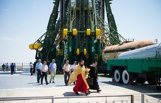 Отец Сергий на космодроме «Байконур» после освящения ракеты «Союз», 27 мая 2014 года