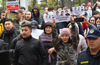 Жители Кыргызстана протестуют против спорного соглашения о демаркации границы с Узбекистаном. Бишкек, 24 октября 2022 года