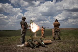 Солдат 41-й украинской бригады учится стрелять из гранатомета (РПГ). Донецкая область, Украина, 23 мая 2024 года
