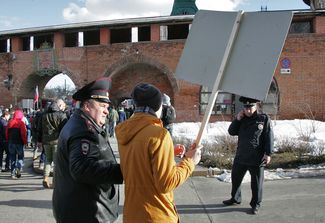 В Нижнем Новгороде, по данным opennov.ru, на несанкционированную акцию вышло около 600 человек. 50 из них были задержаны