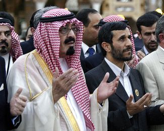 Король Абдалла и президент Ирана Махмуд Ахмадинежад в Мекке, 8 декабря 2005 года.