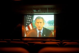 Обращение президента США Джорджа Буша транслируют на экране кинотеатра в Колорадо-Спрингс, 2005 год.