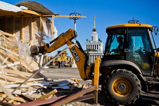 В 2014 году ВВЦ передали из федерального подчинения в городское. Парку вернули прежнее название — ВДНХ, на территории снесли временные конструкции