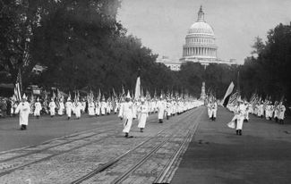 Члены ку-клукс-клана во время парада от Капитолия до казначейства. Вашингтон, округ Колумбия, 8 августа 1925 года