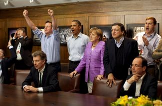 Слева направо: премьер-министр Великобритании Дэвид Кэмерон, президент США Барак Обама, Ангела Меркель и председатель Европейской комиссии Хосе Мануэль Барросо смотрят финал Лиги чемпионов «Челси» — «Бавария» 19 мая 2012 года, который закончился победой англичан в серии пенальти.