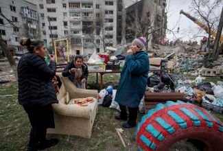 Жители Бородянки рядом со своим разрушенным домом