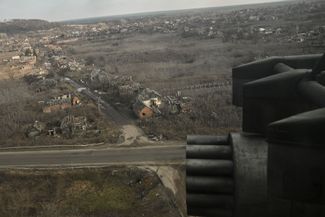 Вертолет Ми-8 над селом в Донецкой области