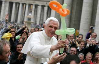 Папа Бенедикт XVI с воздушным шаром после еженедельной аудиенции с прихожанами на площади Святого Петра в Ватикане. 10 октября 2007 года