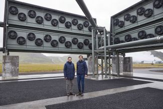 Сооснователи компании Climeworks Кристоф Гебальд и Ян Вурцбахер на заводе Orca в Исландии. 7 сентября 2021 года
