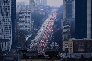 На выездах из Киева образовались пробки из автомобилей. Жители пытаются перебраться в безопасные места