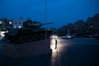 Памятник танку Т-34 на въезде в «Кошелев»