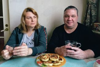 Юлия Виноградова и Дмитрий Павликов у себя на кухне. Съемка проводилась удаленно