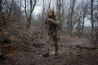 Боец 12-й бригады специального назначения «Азов» на позиции под Кременной в Луганской области
