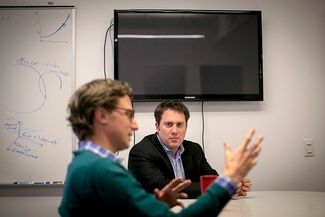 Основатель и генеральный директор BuzzFeed Джона Перетти (слева) и главный редактор издания Бен Смит. 9 января 2014-го