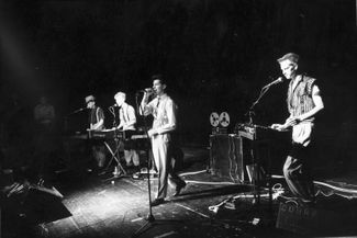 Depeche Mode на концерте в Германии: клавишник Винс Кларк (второй слева), Дейв Гаан и Эндрю Флетчер (справа) на клавишных. Сентябрь 1981 года