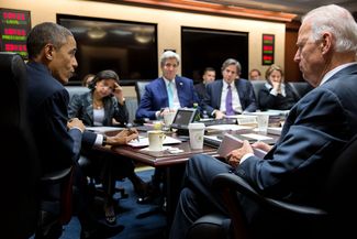 Барак Обама, вице-президент США Джо Байден и госсекретарь Джон Керри во время заседания Совета национальной безопасности в Белом доме