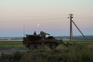 Экипаж БТР после возвращения из России возле границы в Сумской области