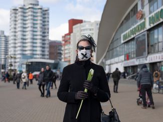 Одна из активисток, которые вышли на улицы Минска в черной одежде в знак протеста против репрессий в отношении белорусских женщин. Участницы акций фотографировались в местах, где проходили массовые задержания во время женских маршей.