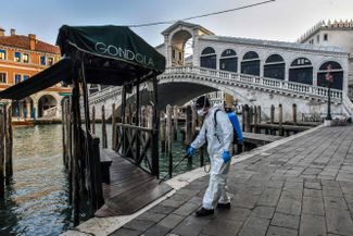 Дезинфекция моста Риальто в Венеции