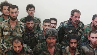 Солдаты Сирийской армии Асада в плену у боевиков ИГ. Пальмира, 24 мая 2015 года