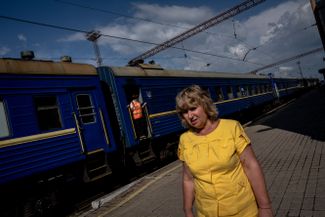 Эвакуированная жительница Донбасса в Покровске садится в поезд, идущий на запад<br>