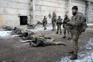 Белорусские добровольцы проходят военную подготовку в Киеве. По данным СМИ, сотни белорусских эмигрантов и граждан других соседних стран прибыли в страну, чтобы помочь украинской армии