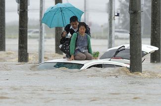 Затопленный автомобиль в городе Дзесо в префектуре Ибараки, 10 сентября 2015 года