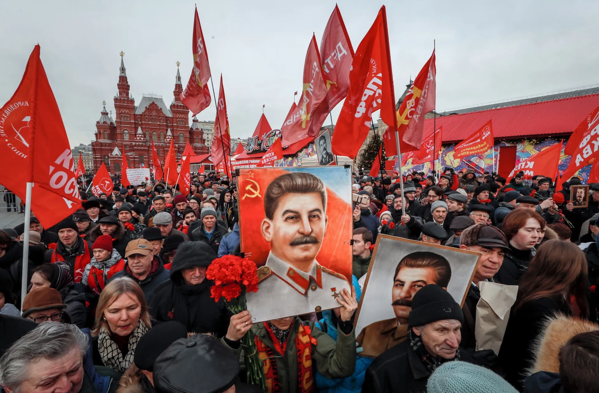Сторонники Сталина на Красной площади в день его рождения. Фотография —  Meduza