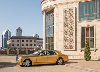 Золотой Rolls Royce у ресторана «Грозный-сити» на проспекте Кадырова 