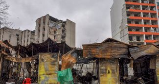 Разрушенные здания в Чернигове. По словам мэра города, в Чернигове повреждено порядка 70 процентов зданий. Это первые за неделю фотографии из Чернигова, появившиеся на ленте информагентств