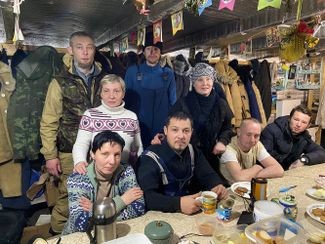 Активисты в шиесском лагере. Их лидер Анна Шекалова — первая справа в верхнем ряду