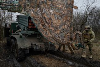 Украинские военные у реактивной системы залпового огня «Град» 
