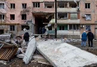 Жители Донецка у многоквартирного дома, попавшего под обстрел ВСУ