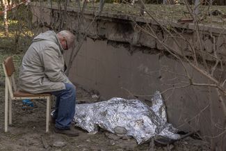 Родственники скорбят возле тела погибшей после очередного обстрела Киева. По <a href="https://t.me/VA_Kyiv/1965" rel="noopener noreferrer" target="_blank">данным</a> украинских властей, в ночь на 1 июня погибли как минимум три человека, включая девочку и ее мать. Не менее десяти мирных жителей были ранены. 1 июня 2023 года
